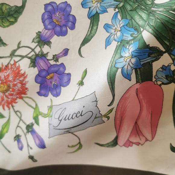 Authentic Gucci Vittorio Accornero Floral Scarf - 32" x 32" Orchid 100% Silk - Picture 4 of 15